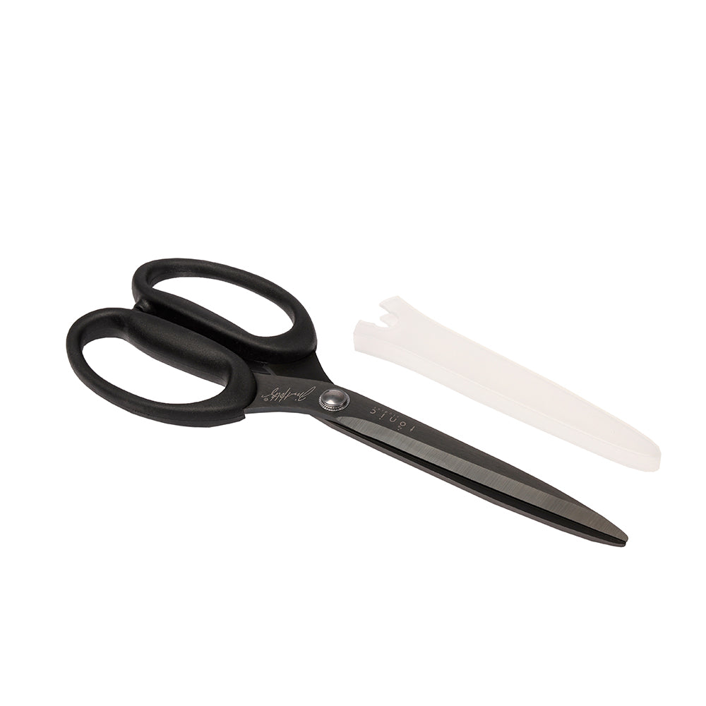 Tim Holtz Titan-Schere mit schwarzem Griff, langer silberner Klinge, Antihaftbeschichtung und weißer Klingenabdeckung aus Kunststoff auf weißem Hintergrund - ideal für jeden Bastler.