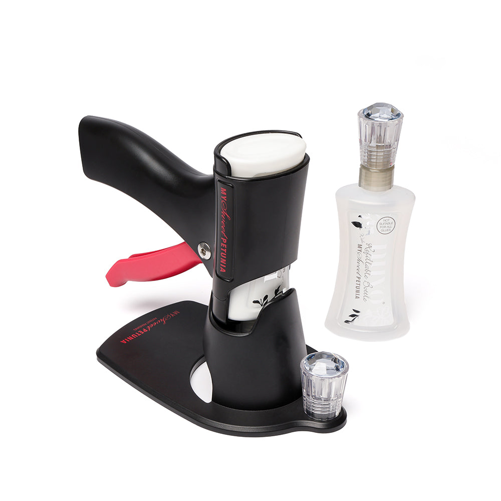 Das schwarz-rosa Weinflaschenöffner-Set von Vaessen enthält einen Folienschneider, einen klaren Weinverschluss und eine Öffnerflüssigkeit - perfekt für Papierbastelarbeiten, bei denen präzise Werkzeuge wie eine Präzisions-Klebepresse unerlässlich sind.