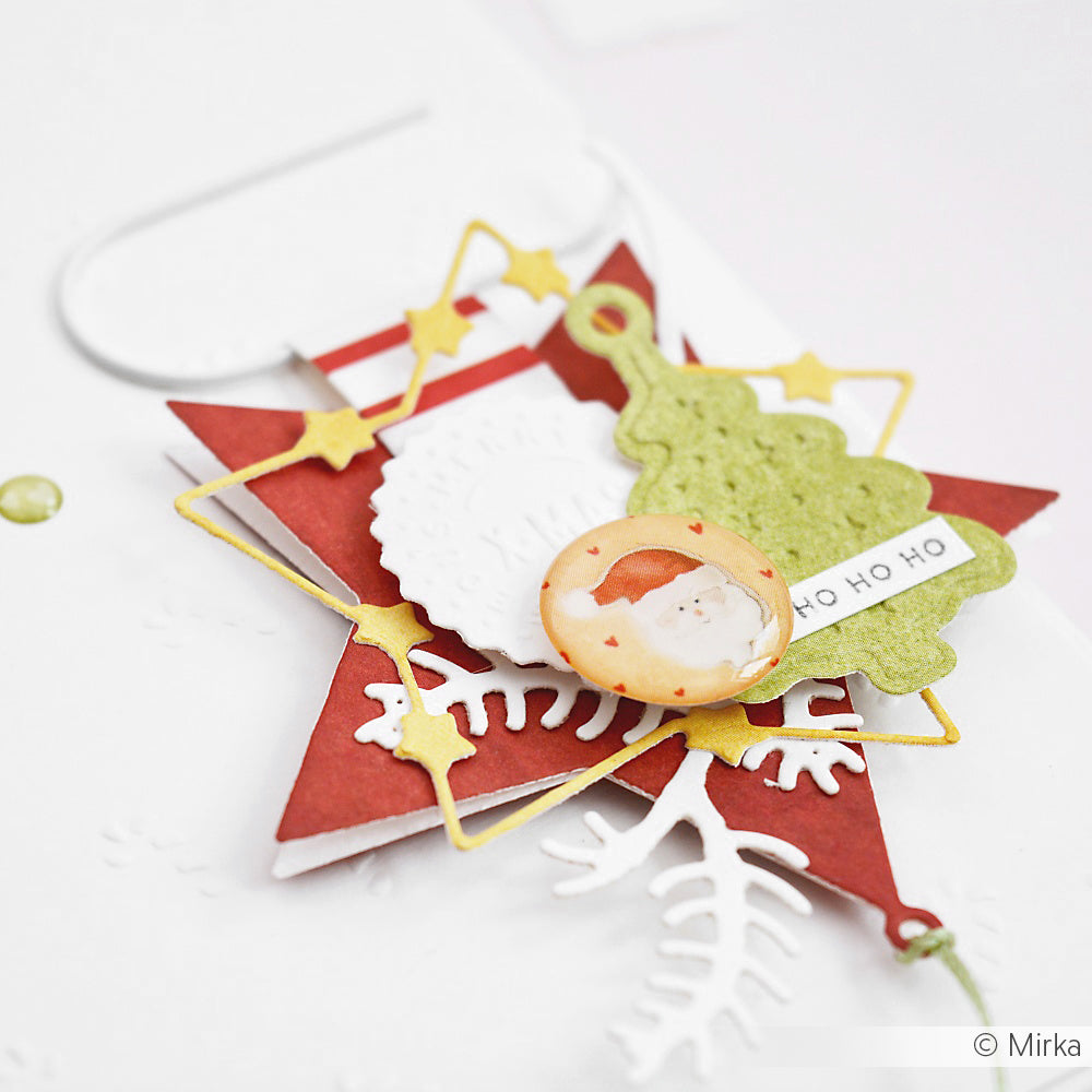 Handgefertigte Weihnachtskarte mit dem Schneide- und Prägefolder von Alexandra Renke, mit einem Weihnachtsmannknopf, grünem Ornament, roten und weißen Lagen und gelben Sternen - ein herrlicher Hauch von Winterzauberei für die Feiertage!.