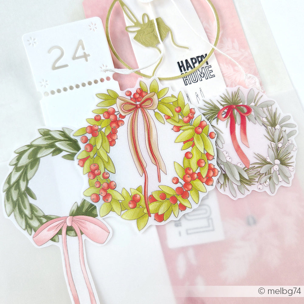 Alexandra Renkes Papierkranz-Sticker mit roten Bändern und Beeren, einer 24"-Kalenderkarte und einer festlichen Verpackung - perfekt für Bastelprojekte oder zum Hinzufügen von Christbaumzauber zu Ihren Weihnachtsbasteleien.
