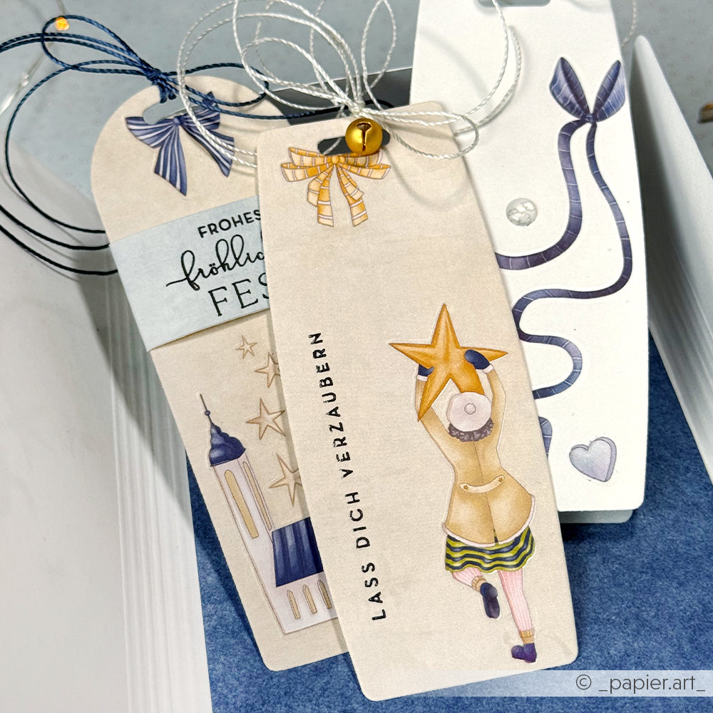 Drei festliche, handgefertigte Alexandra Renke-Lesezeichen mit Bändern, Schleifen, Sternen und deutschen Weihnachtsgrüßen auf blauem Grund - ideal für Bastelprojekte Motive und zum Verschönern Ihrer Bastelarbeiten.
