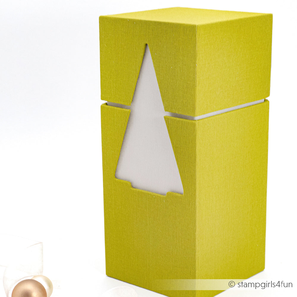 Gelb-grüne rechteckige Geschenkbox von Alexandra Renke mit einem PAPPcut Tanne Weihnachtsbaumausschnitt in der Mitte, perfekt für Buchbinden oder kreative Geschenke, dargestellt auf weißem Hintergrund.