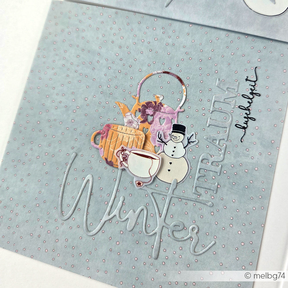 Eine winterliche Karte von Alexandra Renke mit Schneemann, Teeservice und Gebäck auf hellblauem, gepunktetem Hintergrund mit bezaubernden Winterwald-Motiven für einen festlichen Touch.