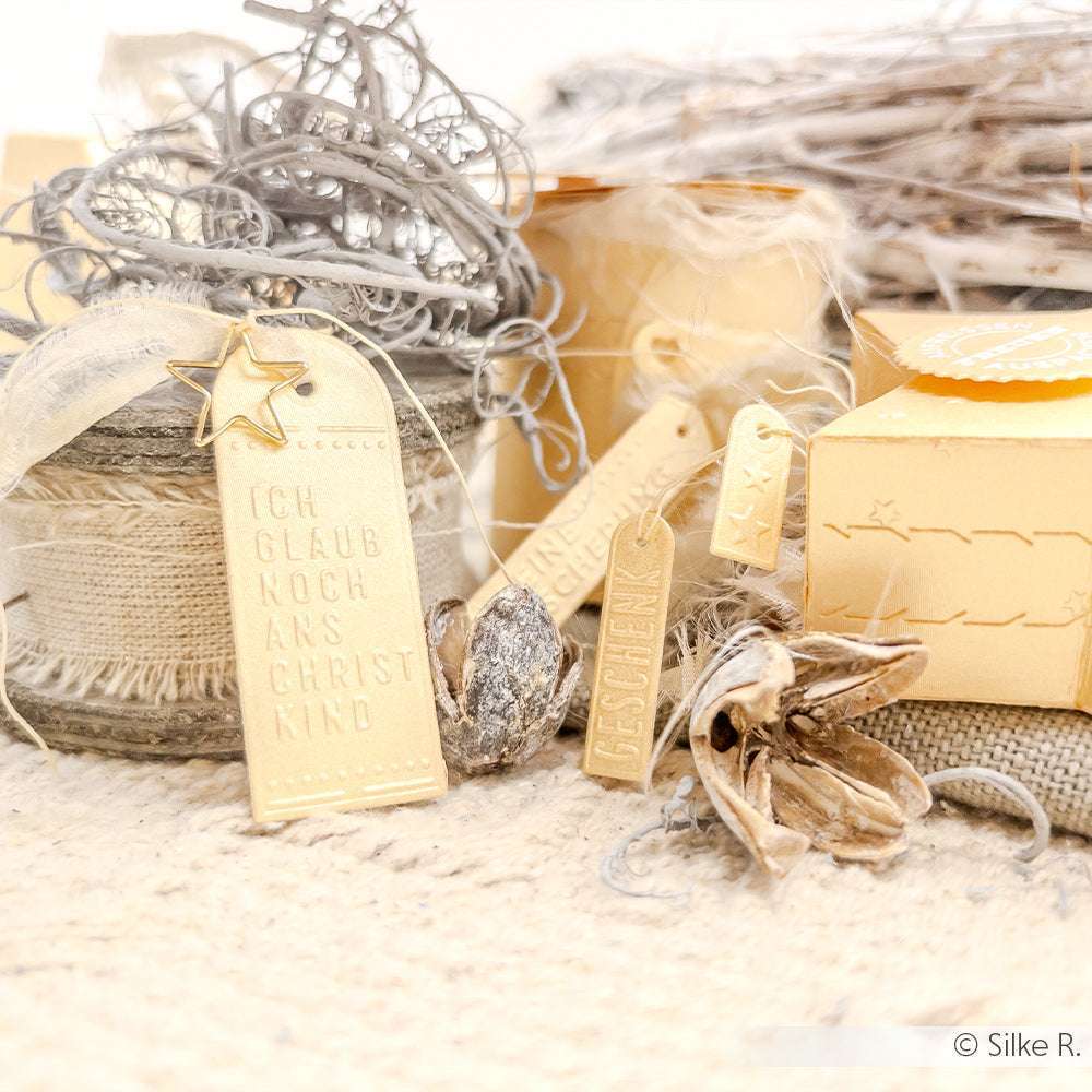 Geschenkanhänger und -schachteln in neutralen Tönen, mit Bindfäden und rustikalen Akzenten, sind mit deutschem Text versehen - perfekt in Kombination mit Alexandra Renke Stanzsystemen oder Designpapieren für eine persönliche Note.
