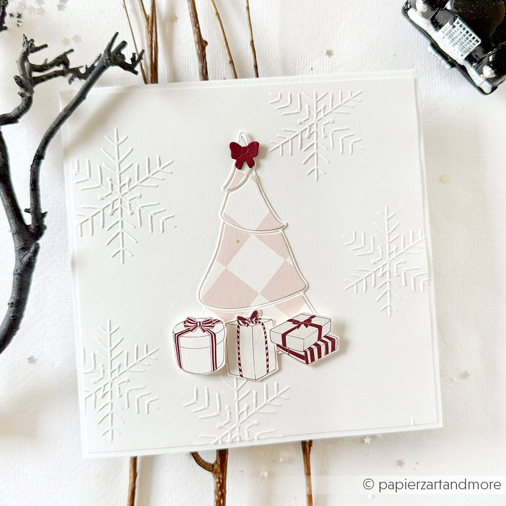 Quadratische Karte von Alexandra Renke mit geprägter Schneeflocke, stilisiertem Baum und fünf eingepackten Geschenken - ideal für Rub-On Festlichkeiten oder zum Aufpeppen mit Transferfolien Basteln.