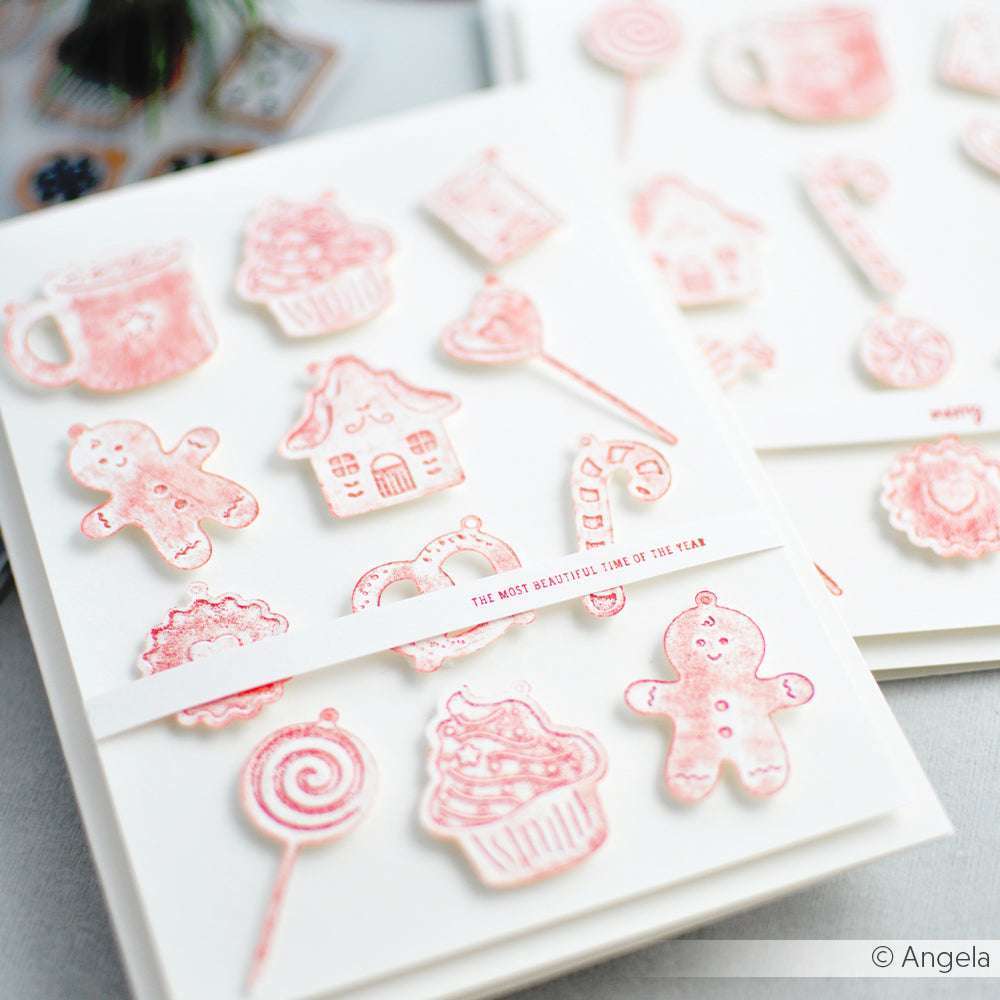 Zwei weiße Karten mit roten Weihnachtsstempeln - Lebkuchen, Muffins, Bonbons - perfekt, um Ihre Süße Leckereien mit dem Alexandra Renke Cut & Emboss Folder Stanzsysteme hervorzuheben.