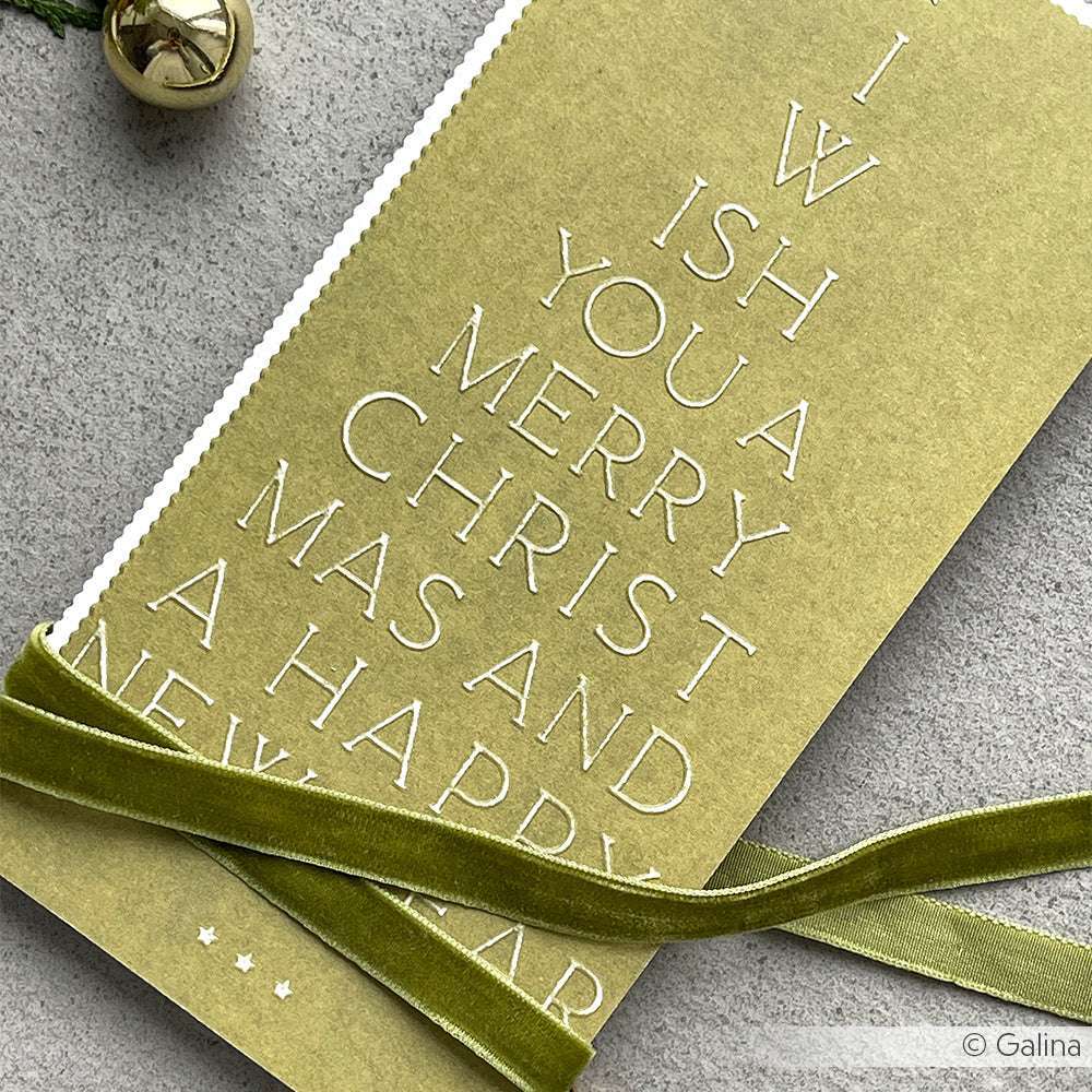 Goldfarbene Karte mit weißem Text "Typo Tanne Frohe Weihnachten und ein gutes neues Jahr", daneben ein grünes Band - perfekt zum Basteln mit Embossing Folder oder Prägepapier von Alexandra Renke.