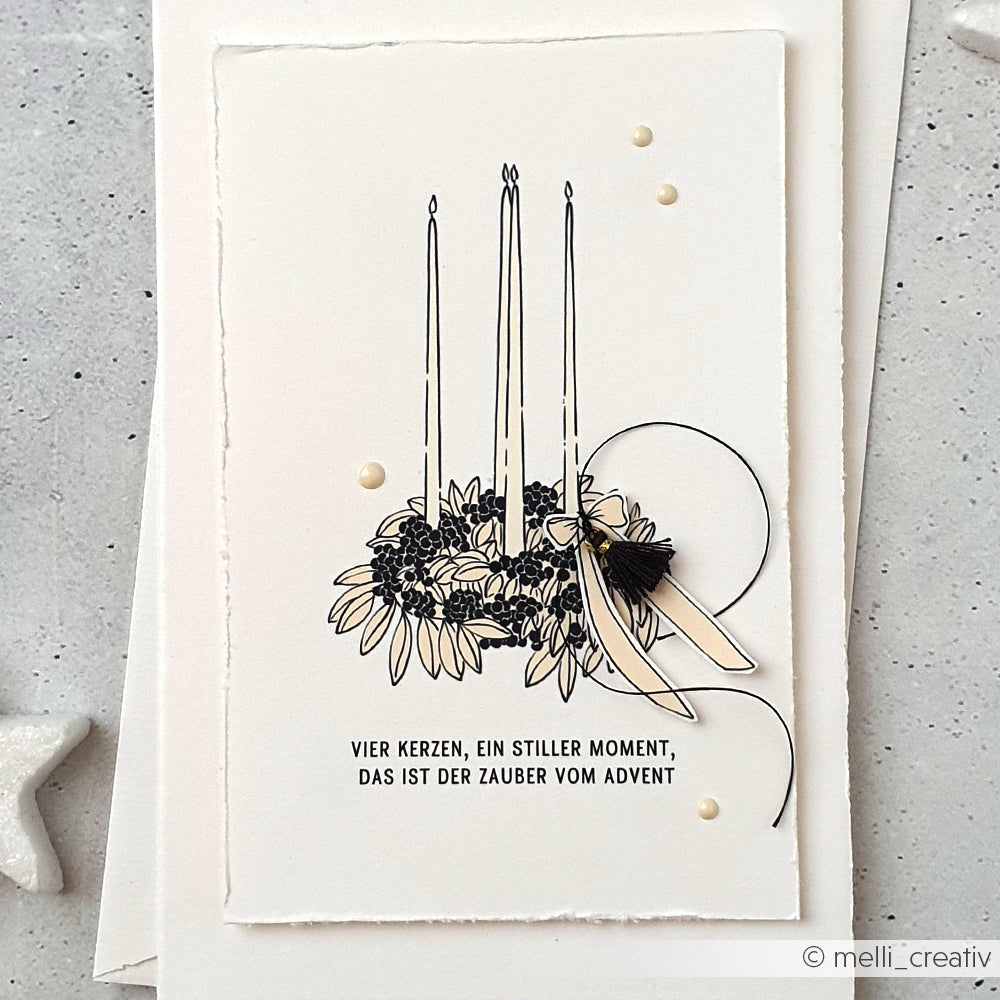 Minimalistische Karte von Alexandra Renke mit einem Adventskranz mit vier Kerzen, die ein warmes Licht verbreiten, und einem deutschen Text über den Zauber der Adventszeit - ideal zum Aufkleben oder Basteln mit Transferfolie.