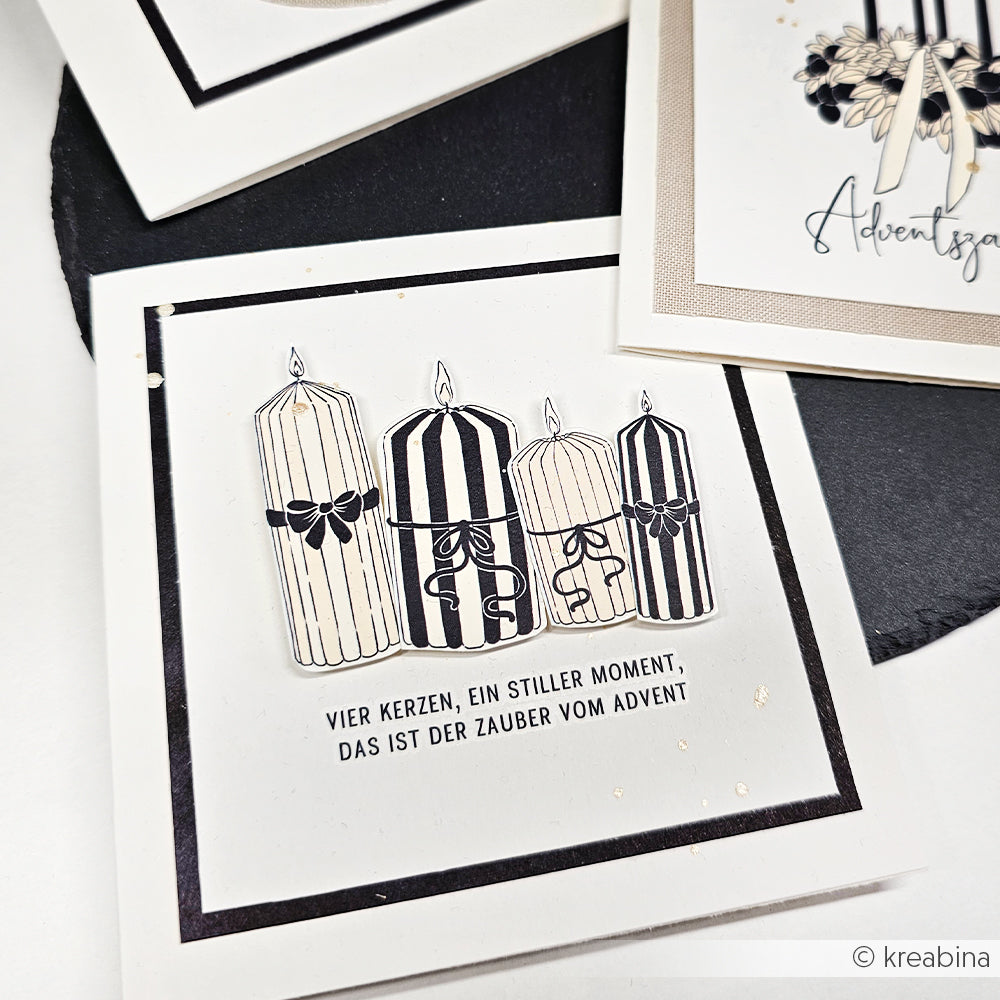Eine weiße Karte von Alexandra Renke mit vier schwarz-weiß gestreiften Kerzen und deutschem Adventstext, mit Adventslicht-Motiven für Rub-On Festlichkeiten-perfekt für Transferfolien Basteln.