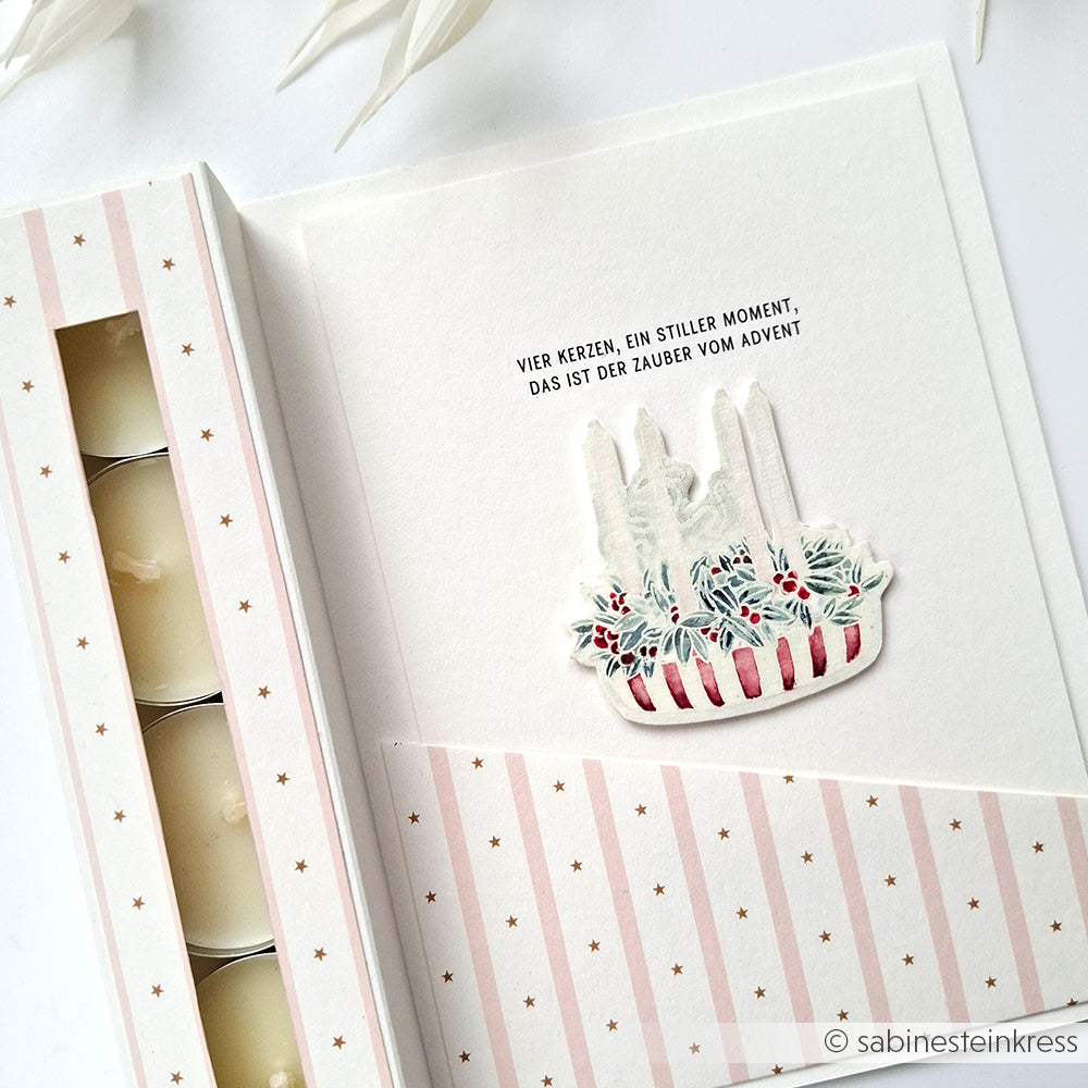 Grußkarte von Alexandra Renke mit deutschem Text, Kerzen-Illustration und 4 Teelichtern in einer dekorativen Box - ideal für Rub-On Festlichkeiten Adventslicht oder kreative Bastelprojekte mit Motiv Schriften Muster.