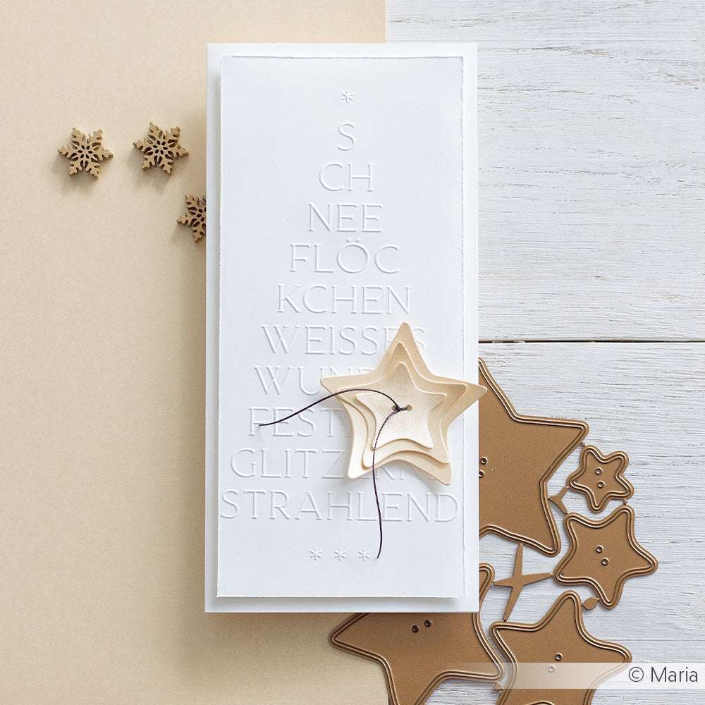 Diese handgefertigte weiße Karte von Alexandra Renke zeigt einen geprägten deutschen Text, Sternakzente und Ausstechformen. Sie ist von der Typo Tanne Weißes Wunder inspiriert und wurde mit einem Prägefolder auf elegantem Designpapier hergestellt.