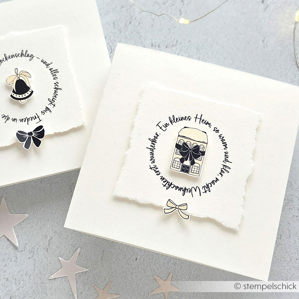 Zwei weiße Alexandra Renke Grußkarten mit schwarzen Illustrationen und deutschem handgeschriebenem Text auf einer hellen Oberfläche mit Sternendekor, ideal für Rub-On Festlichkeiten Winterheim oder einzigartige Transferfolien Basteln.