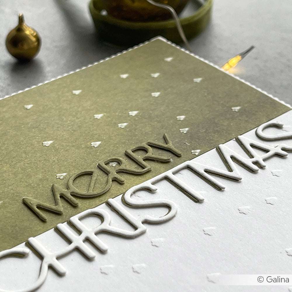 Nahaufnahme einer handgefertigten Frohe-Weihnachten-Karte mit erhabenen weißen Buchstaben, die mit dem Alexandra Renke Prägefolder und den Tannenwald Designpapieren auf einem grün gemusterten Hintergrund hergestellt wurde.