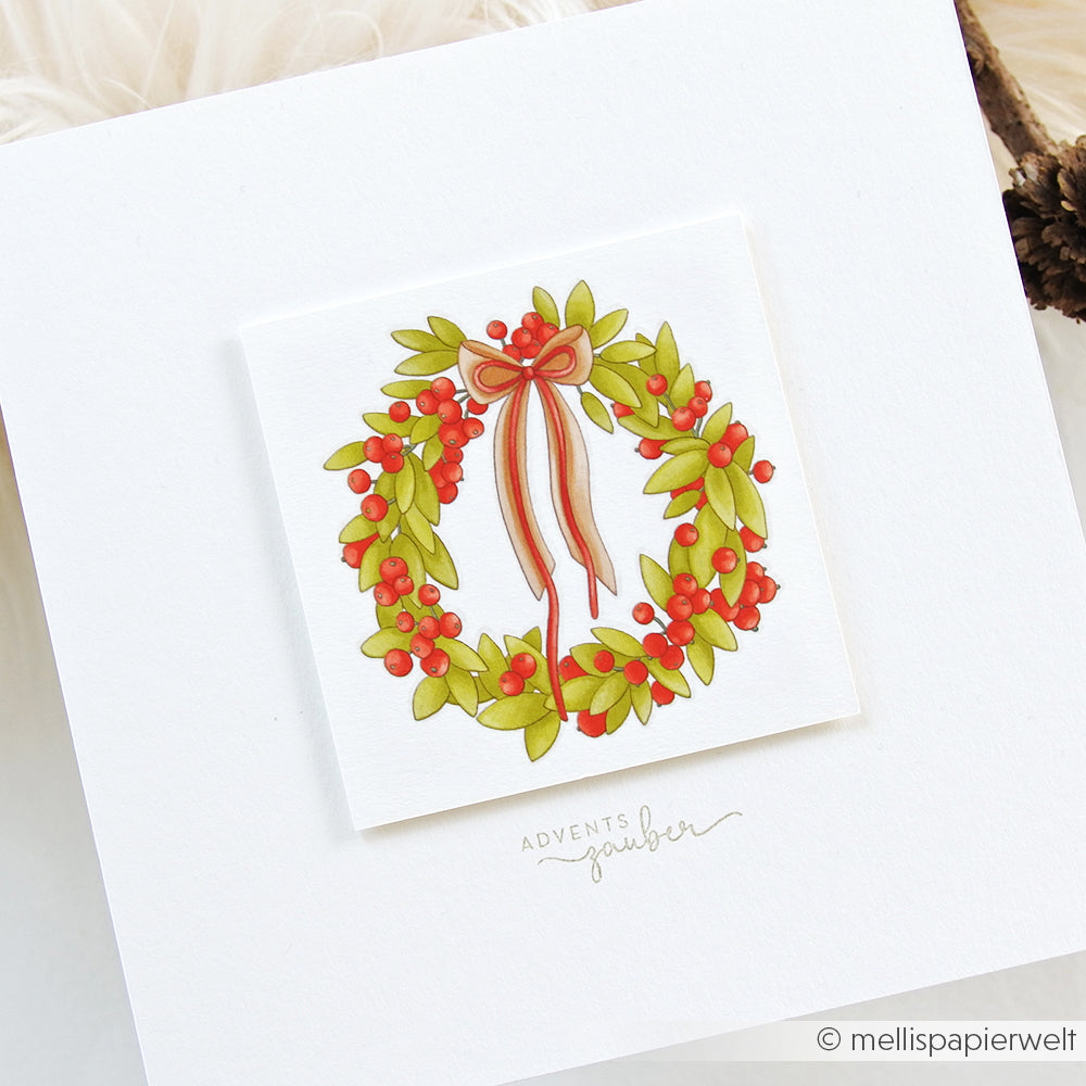 Die illustrierte Kranzkarte von Alexandra Renke zeigt rote Beeren, grüne Blätter und eine rote Schleife - perfekt, um Christbaumzauber hinzuzufügen oder mit Transferfolien Basteln zu dekorieren.