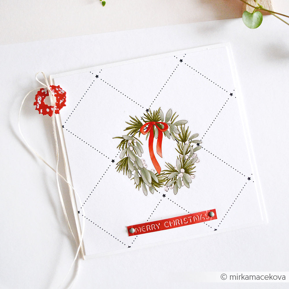 Quadratische Weihnachtskarte von Alexandra Renke mit Kranz, roter Schleife, Text "Frohe Weihnachten" und rotem Anhänger mit Schnur - ideal für Rub-On-Motive oder um mit Transferfolien Basteln Akzente zu setzen.