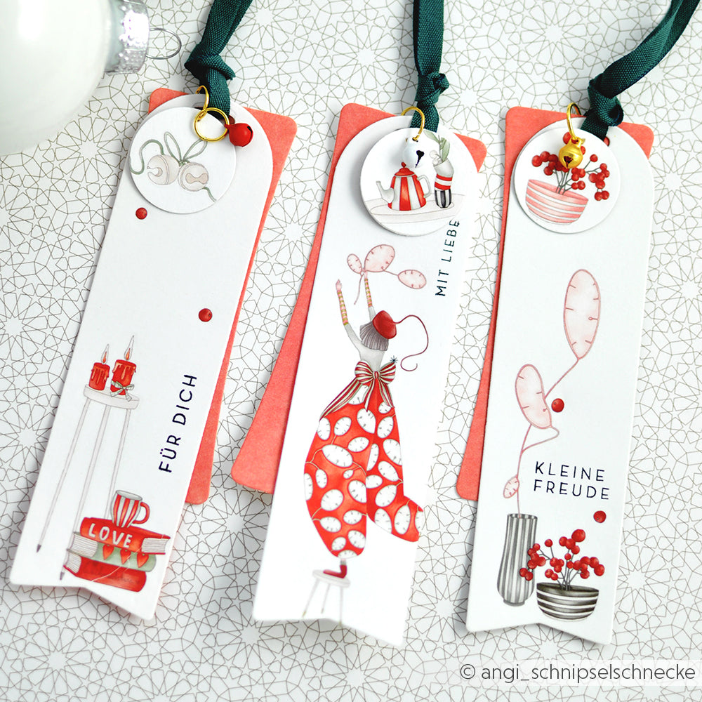 Drei illustrierte Lesezeichen von Alexandra Renke mit roten und weißen Motiven, grünen Bändern und deutschem Text auf einem gemusterten Hintergrund - ideal für Bastelprojekte oder um Ihren Kreationen festlichen Rub-On-Adventsglanz zu verleihen.