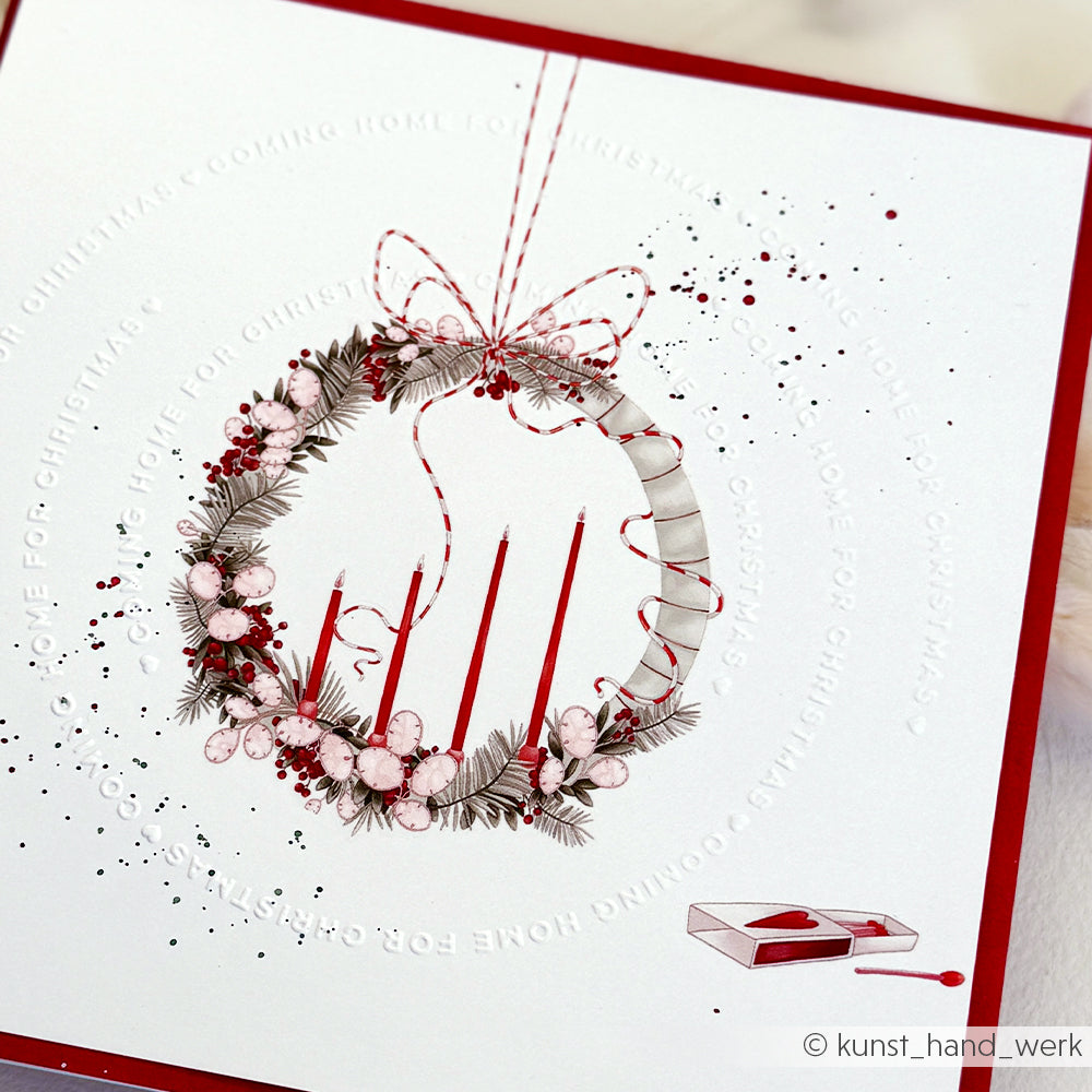 Eine festliche Karte von Alexandra Renke mit Kranz, Kerzen und Streichholzschachtel in Rot und Weiß - ideal für Bastelprojekte Motive oder als Rub-On Adventsglanz für Ihre Weihnachtsbasteleien.