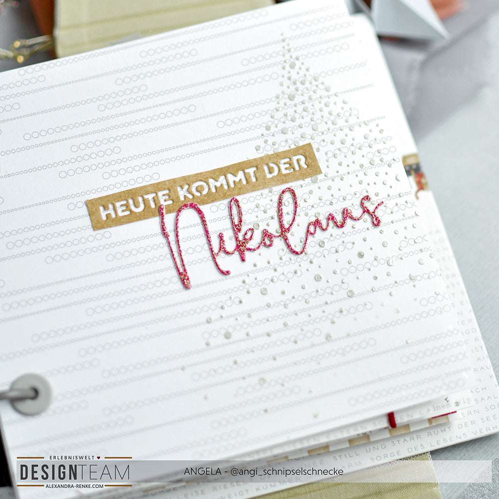 Nahaufnahme einer handgefertigten Karte mit dem Text "Heute kommt der Nikolaus" und einem mit Perlen verzierten Weihnachtsbaum, hergestellt mit der Alexandra Renke Schablone Auflösender Tannenbaum für einzigartige Papierprojekte.