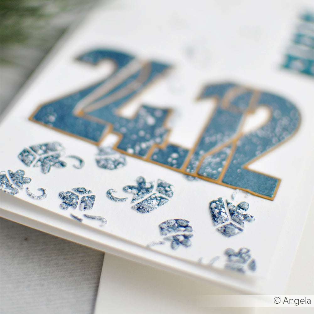 Nahaufnahme einer Karte, die den 24.12. in Blau zeigt, akzentuiert durch winzige blaue Geschenkillustrationen - ideal für Schablonen Papierprojekte oder als Inspiration für einen Stencil Geschenkefall von Alexandra Renke.