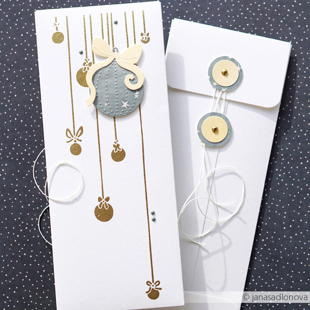 Die weißen Weihnachtskarten von Alexandra Renke sind mit goldenen Stencil Festliche Christbaumkugeln und runden Kordelverschlüssen auf gepunktetem Hintergrund gestaltet. Diese wiederverwendbaren Karten sind perfekt, um Jahr für Jahr festliche Stimmung zu verbreiten.