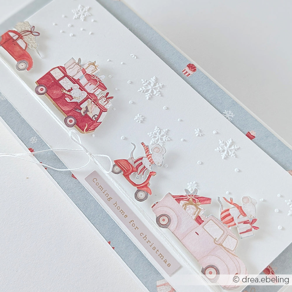Weihnachtskarte mit Mäusen, die Oldtimer fahren und Geschenke transportieren, verziert mit einer Schnee-Schablone.