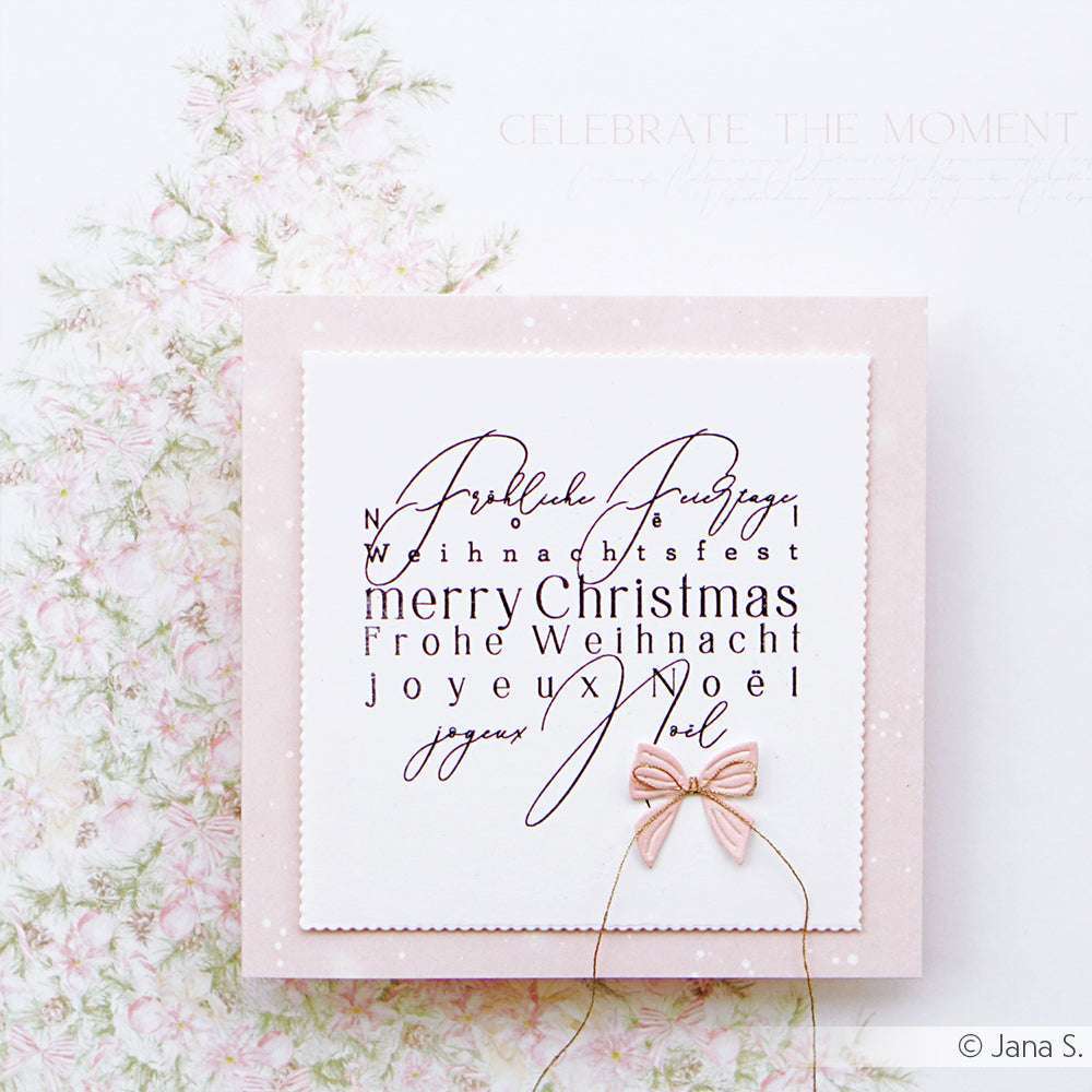 Rosafarbene Weihnachtskarte von Alexandra Renke mit Weihnachtsgrüßen in verschiedenen Sprachen, einer kleinen Schleife und einem floralen Hintergrund - perfekt für die Verwendung mit Ihrem Lieblings-Photopolymer-Stempelset oder Klarsichtstempel.