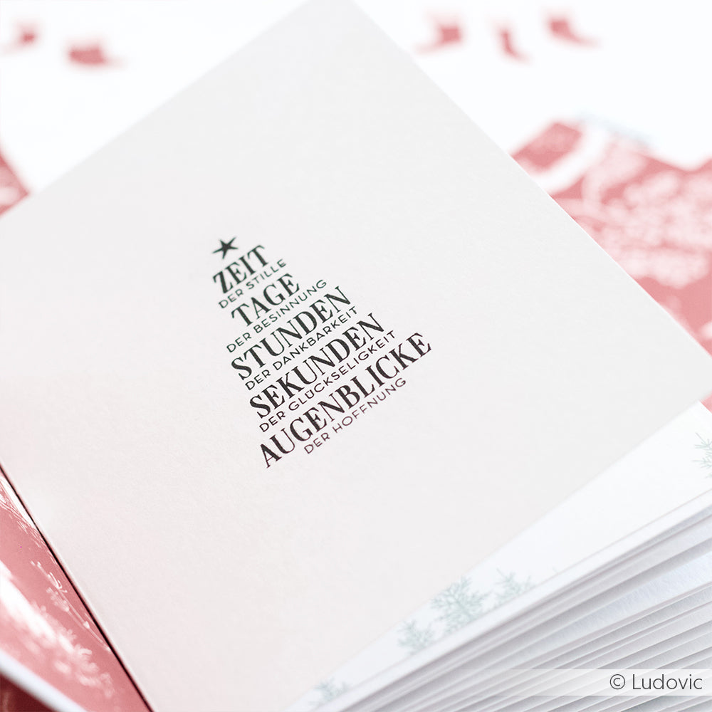 Die weiße Karte von Alexandra Renke zeigt deutsche Wörter in Form eines Weihnachtsbaums, umgeben von anderen Karten - perfekt für Winterwald-Themen und ideal für die Kombination mit Photopolymer- oder Klarsichtstempelprojekten.