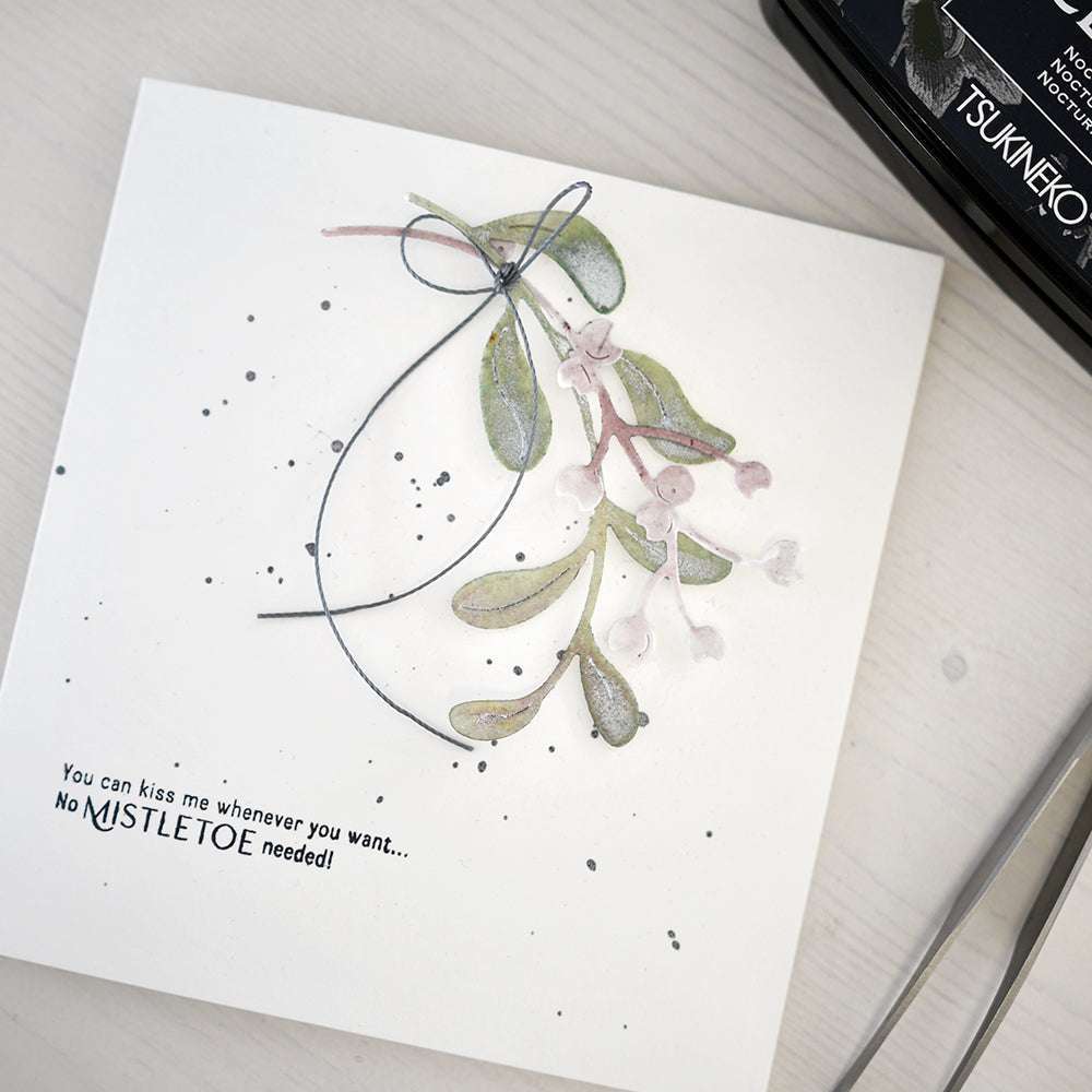 Eine handgefertigte Karte von Alexandra Renke mit einem gemalten Mistelzweig und dem Spruch "No MISTLETOE needed!" - ideal für Bastler, die gerne mit Clear Stamp oder Bastelzubehör eine persönliche Note hinzufügen.