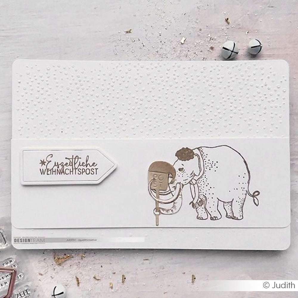 Handgemachte Karte mit geprägten Punkten, einer deutschen Weihnachtsbotschaft und einem Elefanten, der ein Mädchen umarmt - perfekt für Papierprojekte mit Alexandra Renke Klarsichtstempeln oder Ihren Lieblingsmotiven mit Photopolymerstempeln.