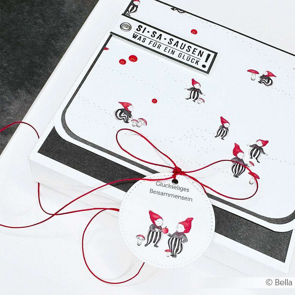 Weißer Geschenkkarton von Alexandra Renke mit roter Schnur, Gnom-Illustrationen und deutschem Text auf Anhängern und Karte - ideal für Papierprojekte oder in Kombination mit Ihrem Lieblings-Photopolymer-Stempel für eine einzigartige persönliche Note.
