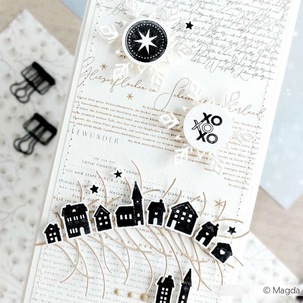 Handgefertigte Karte von Alexandra Renke mit schwarz-weißen Häusern, einem Stern, XOXO-Knöpfen und Schriftakzenten auf weißem Untergrund - erstellt mit einem Klarsichtstempel für den perfekten "Weihnachten zuhause"-Touch.