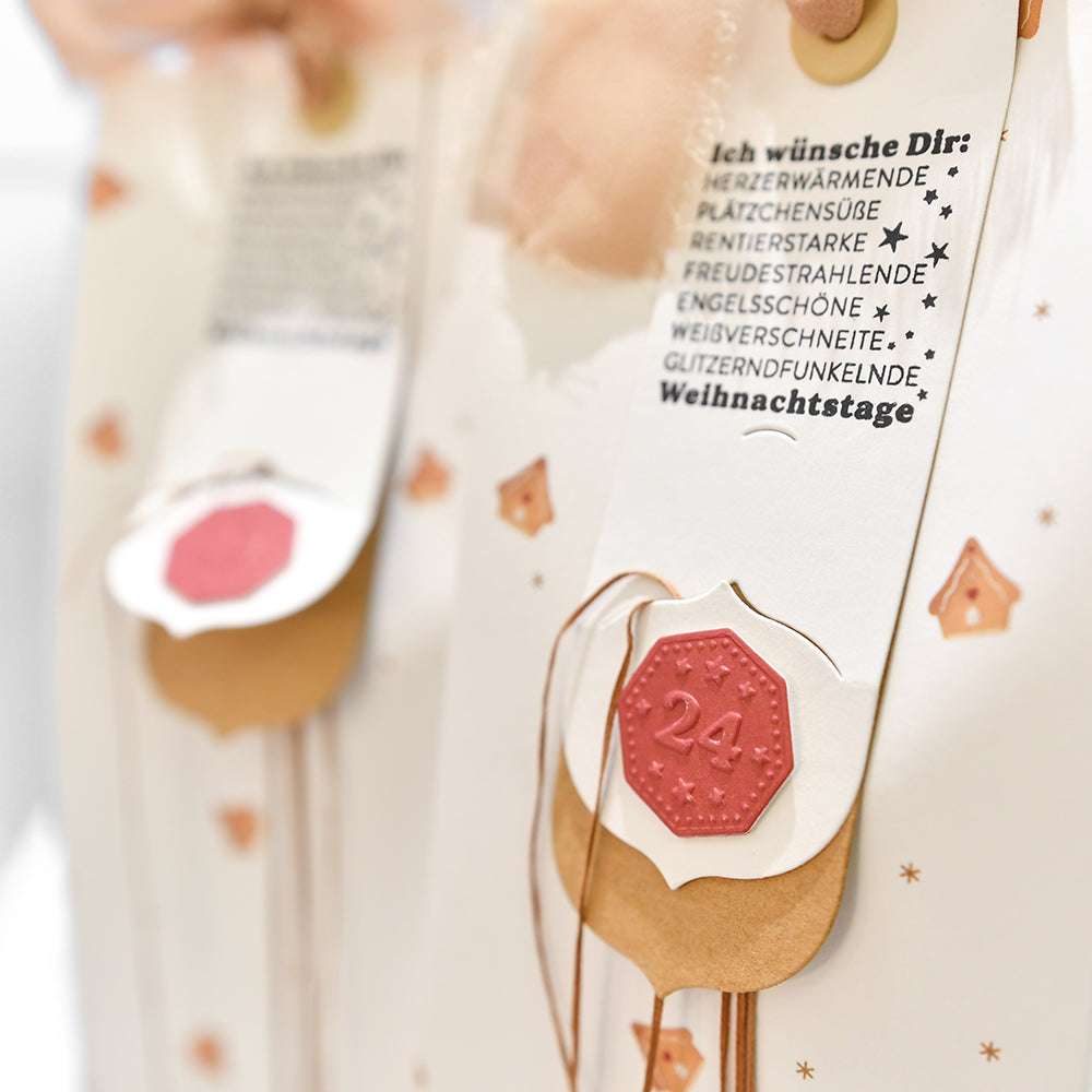 Adventskalendertasche von Alexandra Renke mit einer mit Wachs versiegelten "24", einem festlichen deutschen Text darüber und dezenten Verzierungen mit dem Clear Stamp Weihnachten für einen charmanten Weihnachtslook.