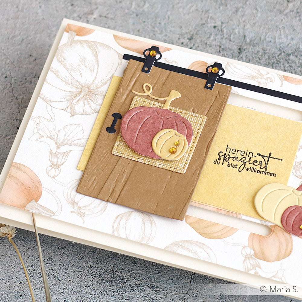 Handgefertigte Herbstkarte von Alexandra Renke mit Kürbissen, einem Holztürmotiv und einem deutschen Willkommensgruß, hergestellt mit hochwertigem Photopolymer Stempel für gestochen scharfe Details.