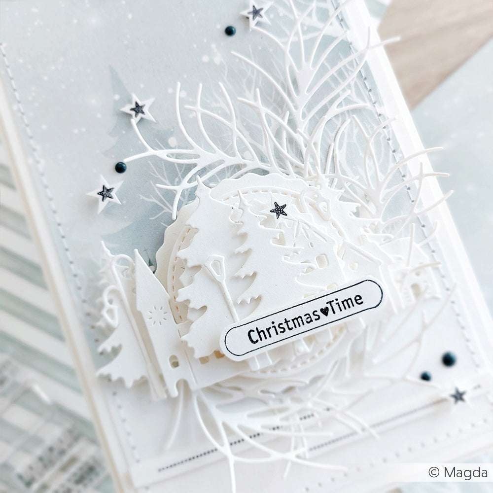 Eine weiße Weihnachtskarte von Alexandra Renke mit Bäumen, Sternen und dem Schriftzug "Christmas Time" in der Mitte - erstellt mit einem Klarsichtstempel für gestochen scharfe Details - eine schöne Art, Frohes Fest zu wünschen.