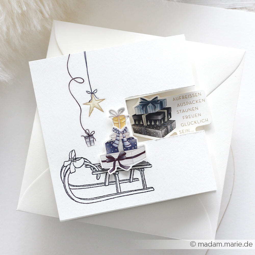 Weiße Grußkarte von Alexandra Renke mit Schlitten, Geschenken, Stern und deutschem Spruch auf weißem Umschlag - perfekt zum Feiern der Winterruhe. Ideal für die Verwendung mit Clear Stamp oder Photopolymer Stempel Designs.