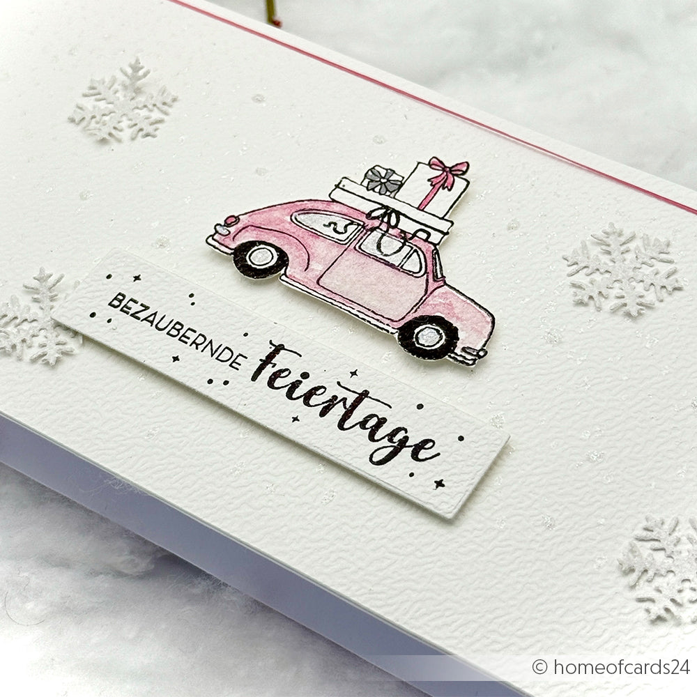 Handgemachte Karte von Alexandra Renke mit einem rosafarbenen Auto mit Geschenken, Schneeflocken und dem Text "Bezaubernde Feiertage", gestaltet mit einem Photopolymer-Stempel aus der Kollektion Kleine Weihnachtsfreude.
