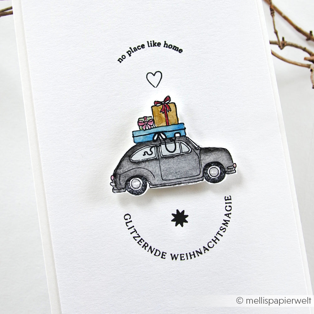 Illustration eines Autos mit Geschenken auf dem Dach, Herz darüber und deutschem Weihnachtstext - ideal für festliche Karten mit einem Alexandra Renke Clear Stamp oder Photopolymer Stempel aus der Kollektion Kleine Weihnachtsfreude.