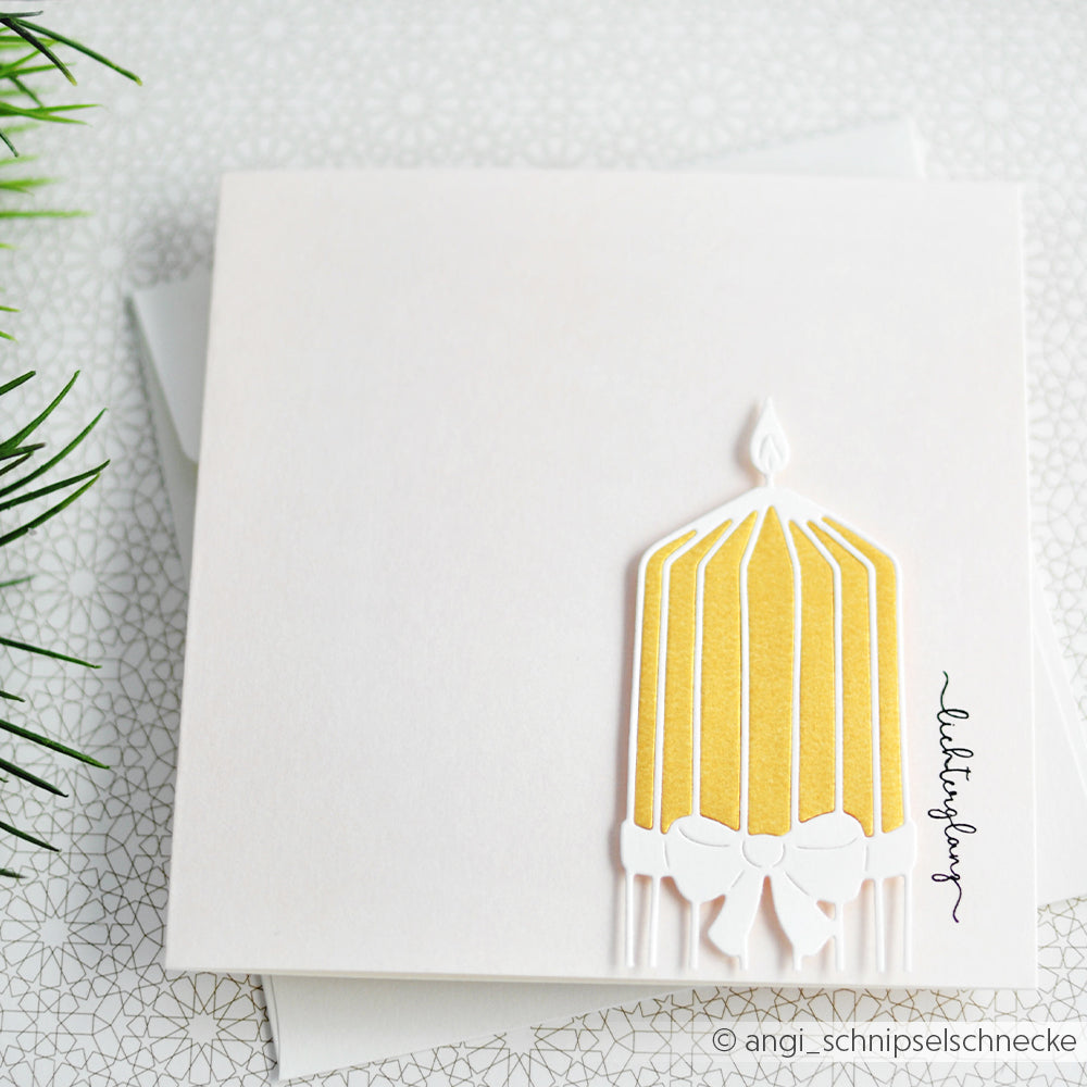 Handgefertigte weiße Karte von Alexandra Renke mit einem gelben Kerzenausschnitt, einer Schleife und "Lichtglanz" auf der Vorderseite - ideal zum Kombinieren mit Clear Stamp Designs oder bunten Stempelkissen.