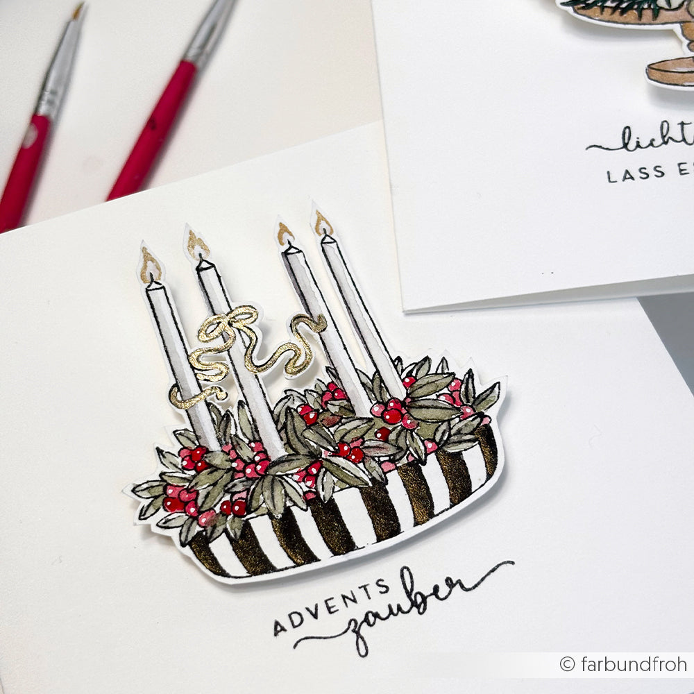 Handgemachte Karte von Alexandra Renke mit vier weißen Kerzen und Grünzeug in einer gestreiften Schale mit der Aufschrift "ADVENTS zauber". Ideal für Papierprojekte, hergestellt mit hochwertigen Photopolymerstempeln für gestochen scharfe, detaillierte Designs.