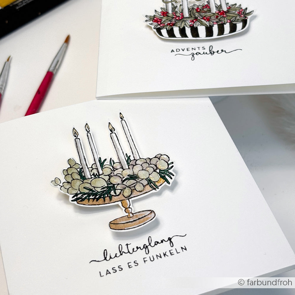 Zwei handgefertigte Alexandra Renke-Karten mit Kerzenmotiven und deutschen Weihnachtsgrüßen, die mit Photopolymer-Stempeln hergestellt und auf weißem Hintergrund präsentiert wurden.