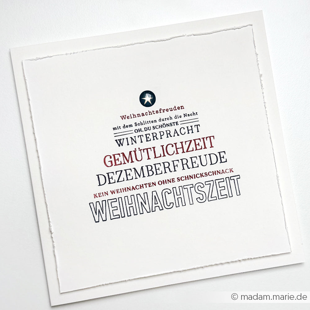 Eine deutsche Weihnachtskarte von Alexandra Renke zeigt festliche Worte in einem Dreieck auf weißem Papier, gestempelt mit einem Photopolymer-Stempel für gestochen scharfe, detaillierte Abdrücke.