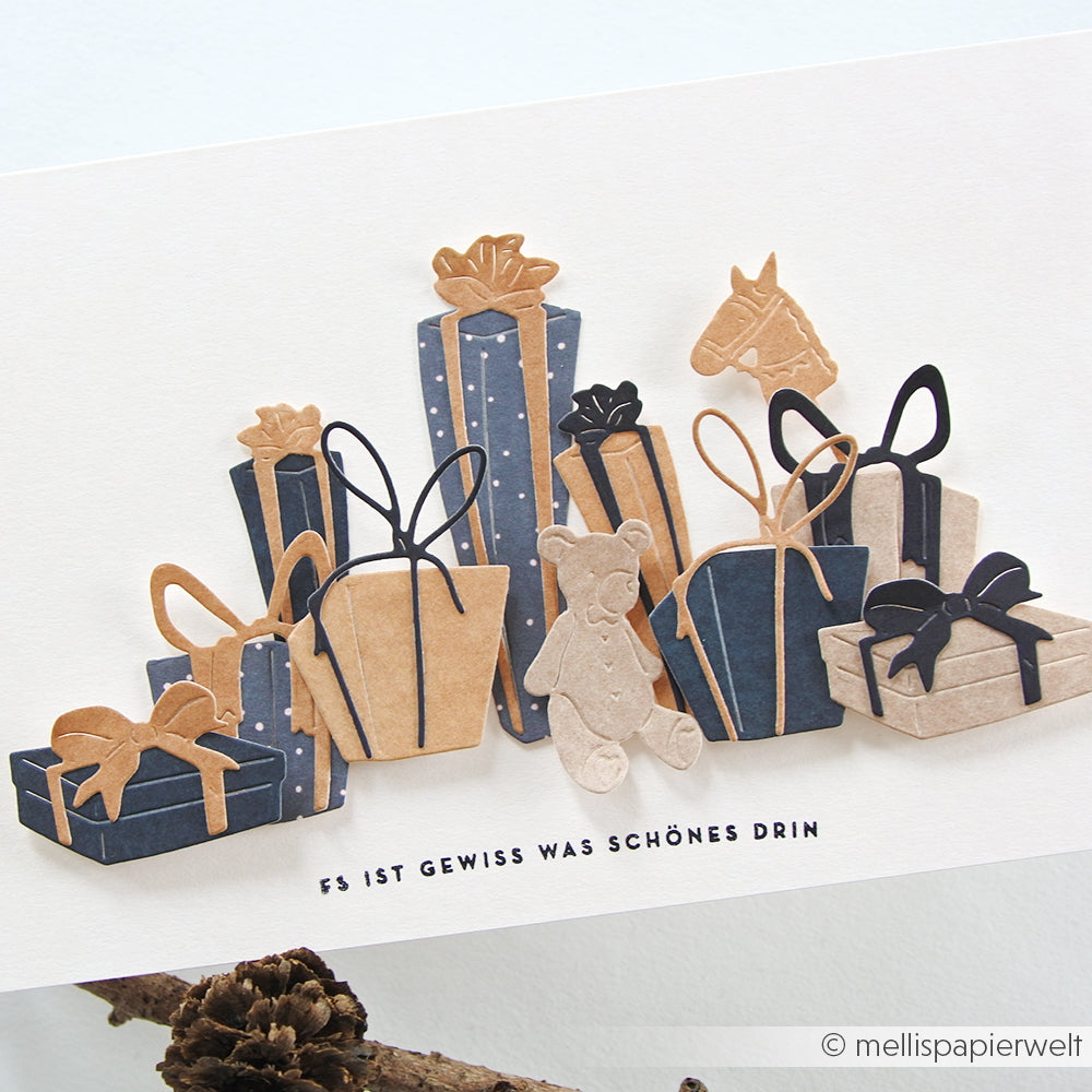 Illustrierte Karte von Alexandra Renke mit Geschenkboxen, einem Teddybär und einem Spielzeugpferd. Passend zu Ihren Lieblingsstempeln oder photopolymeren Stempel-Sets. Inklusive deutschem Text am unteren Rand.