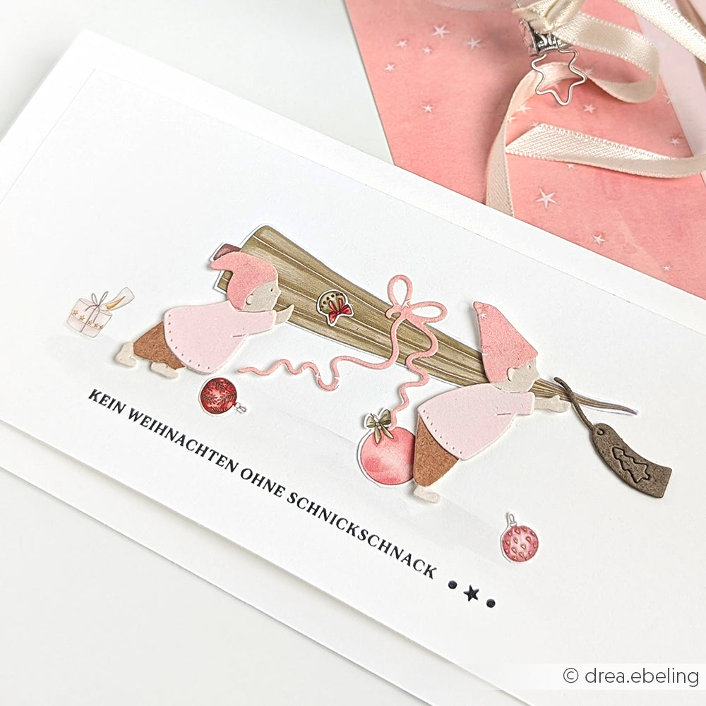 Zwei Zwerge tragen einen Baumstamm mit Ornamenten auf diesem festlichen Alexandra Renke Clear Stamp; der Text KEIN WEIHNACHTEN OHNE SCHNICKSCHNACK sorgt für gute Laune beim Basteln in der Weihnachtszeit.