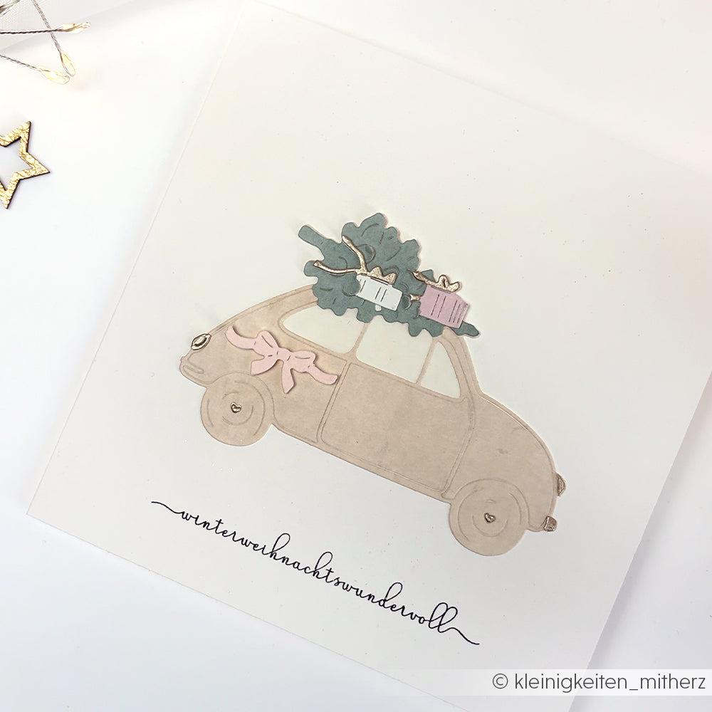 Illustration eines beigen Autos mit Geschenken und einem Baum auf dem Dach; handgeschriebener deutscher Text darunter - perfekt für Weihnachtskarten oder in Kombination mit Ihrem Lieblings-Klarsichtstempel von Alexandra Renke.
