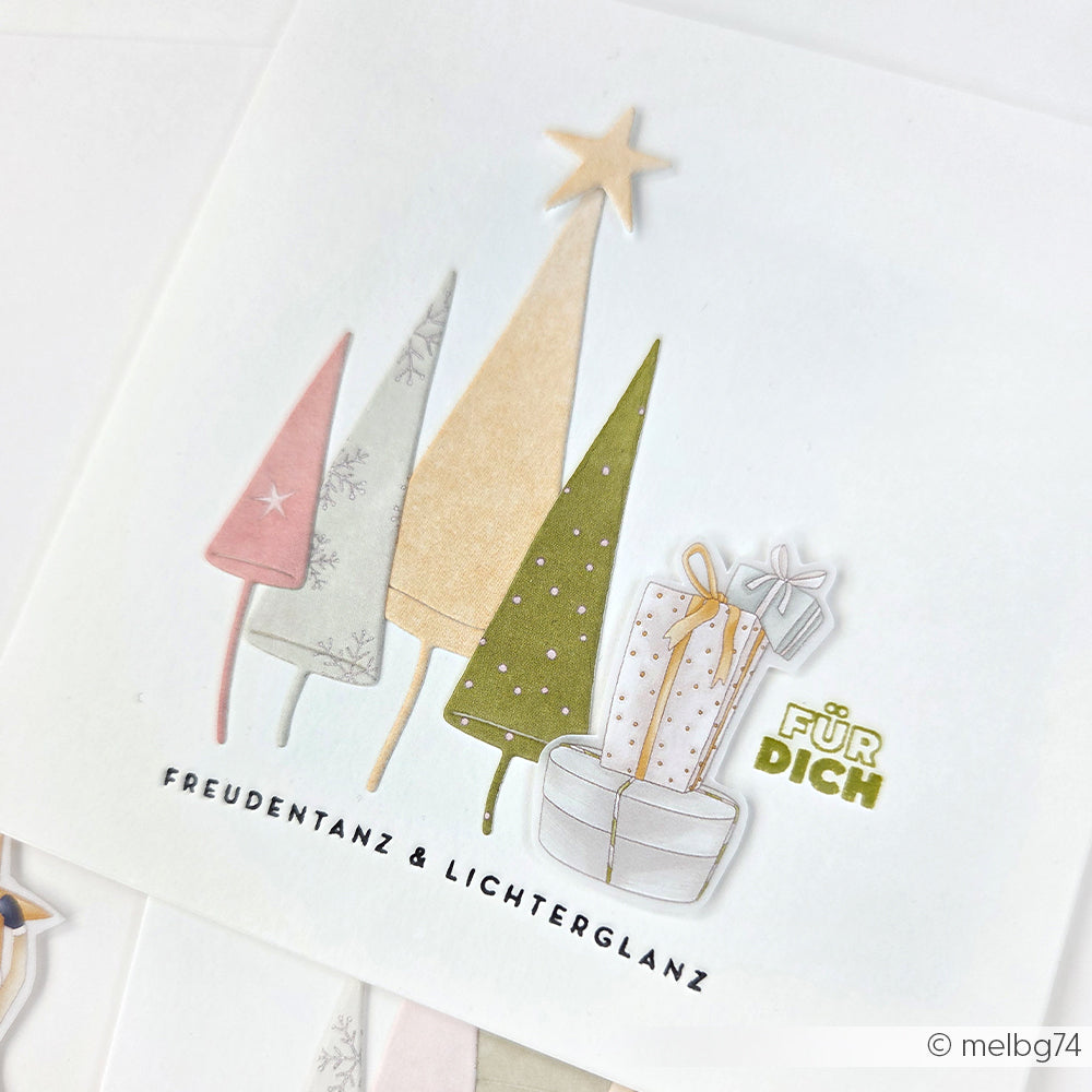 Stilisierte Weihnachtsbäume und Geschenkboxen mit den Texten "FÜR DICH" und "FREUDENTANZ & LICHTERGLANZ" - ideal für festliche Projekte mit Alexandra Renke's Clear Stamp Weihnachtszeit oder Ihren Lieblings-Photopolymerstempeln.