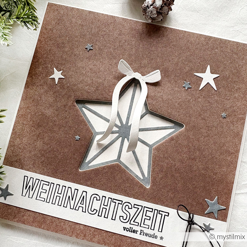Braune Weihnachtskarte von Alexandra Renke mit einem Sternausschnitt, einer Schleife, silbernen Sternen und dem Text "WEIHNACHTSZEIT voller Freude" am unteren Rand, akzentuiert mit Clear Stamp Weihnachtszeit für einen festlichen Touch.