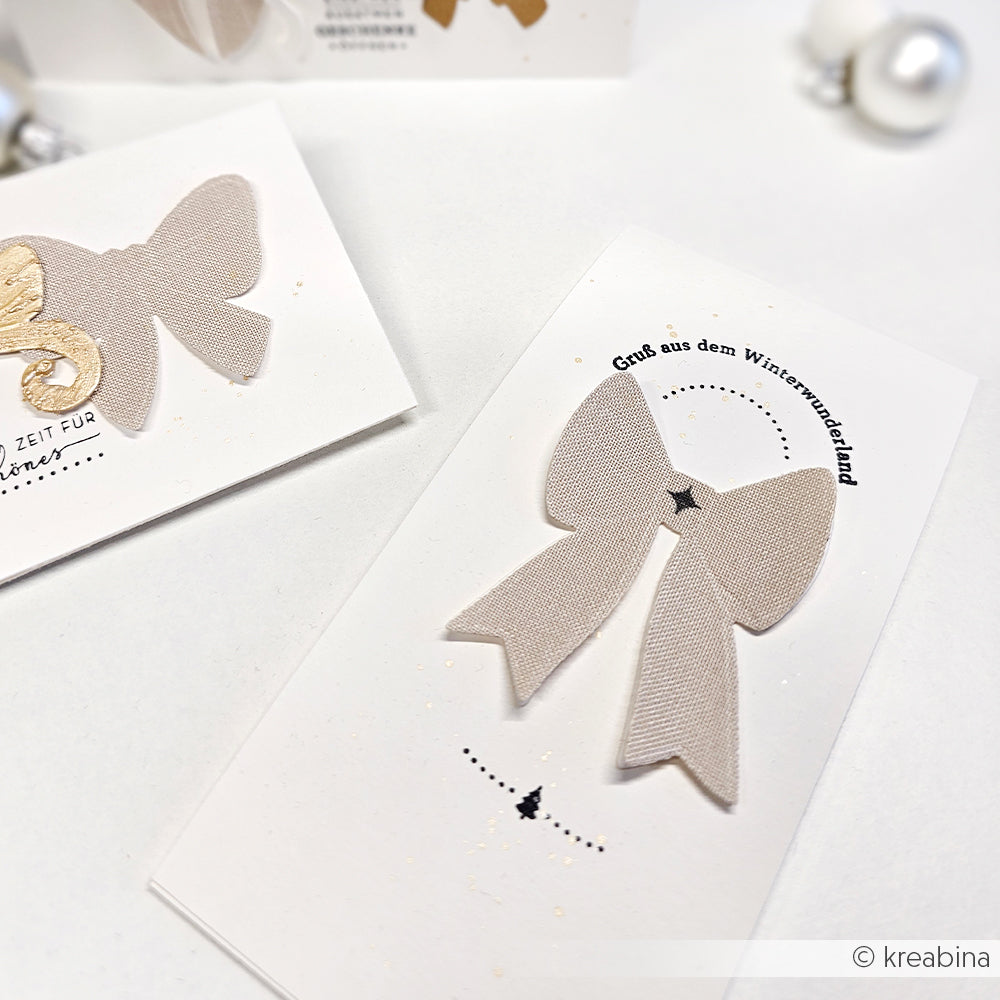 Eine beigefarbene Stoffschleife schmückt eine weiße Grußkarte mit schwarzem Text und Akzenten, die mit Alexandra Renke Clear Stamps und Photopolymer-Stempeln gestaltet wurde.
