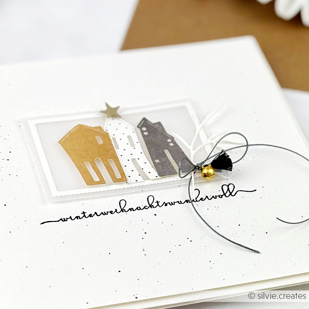 Minimalistische Weihnachtskarte von Alexandra Renke mit Papierhäuschen, goldenem Stern, schwarzer Schnur mit Perle, handgeschriebenem deutschen Text und festlichem Charme mit einem Photopolymer Clear Stamp - perfekt, um die Weihnachtszeit zu verschönern.