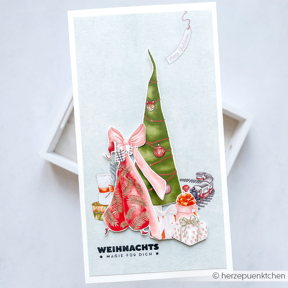 Handgemachte Weihnachtskarte von Alexandra Renke mit zwei geschmückten Bäumen, Geschenken und "WEIHNACHTS MAGIE FÜR DICH" am unteren Rand. Erstellt mit Photopolymerstempeln für gestochen scharfe Details - ein charmantes Adventsmotiv für Ihre Weihnachtsgrüße.