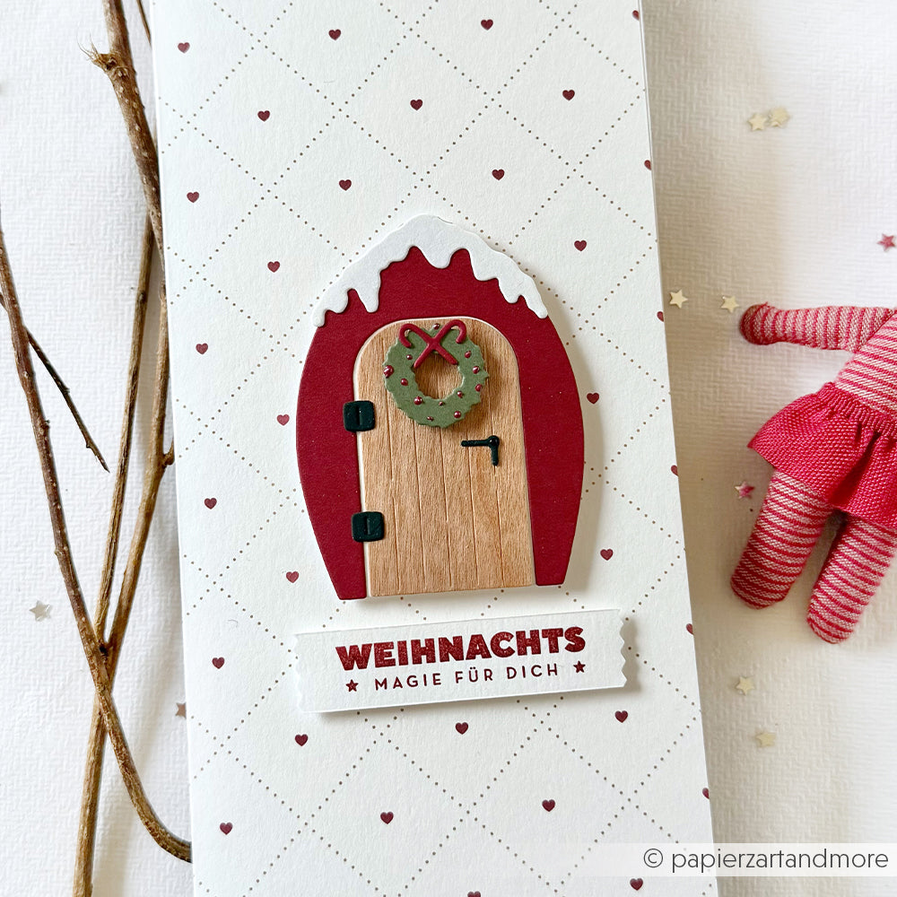 Handgefertigte Weihnachtskarte von Alexandra Renke mit Türchen, Kranz und "WEIHNACHTS MAGIE FÜR DICH" auf gepunktetem Hintergrund, gestaltet mit dem Klarsichtstempel Adventszauber für festlichen Charme.